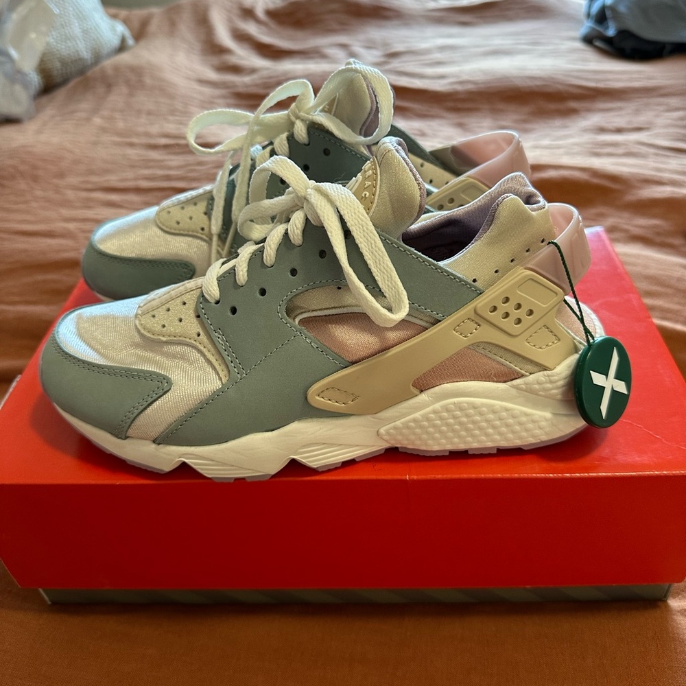 Brand new in box women’s Nike huaraches in dusty sage size W8
